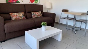 Een kluis op de kamer, een bureau, een laptopwerkplek