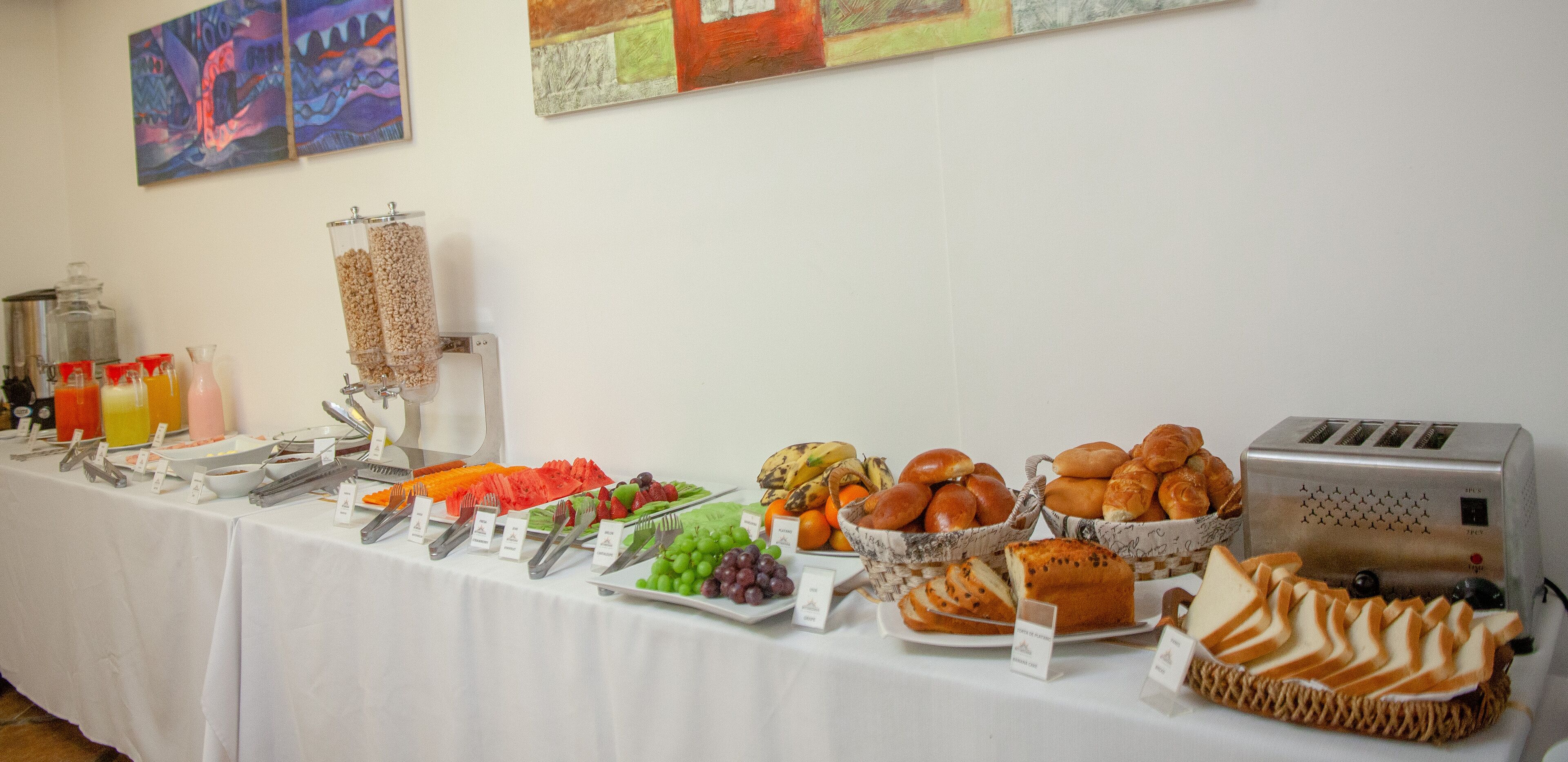 Café da manhã com buffet grátis todos os dias