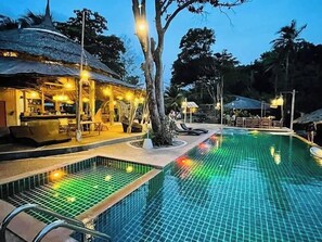 Piscine extérieure, chaises longues
