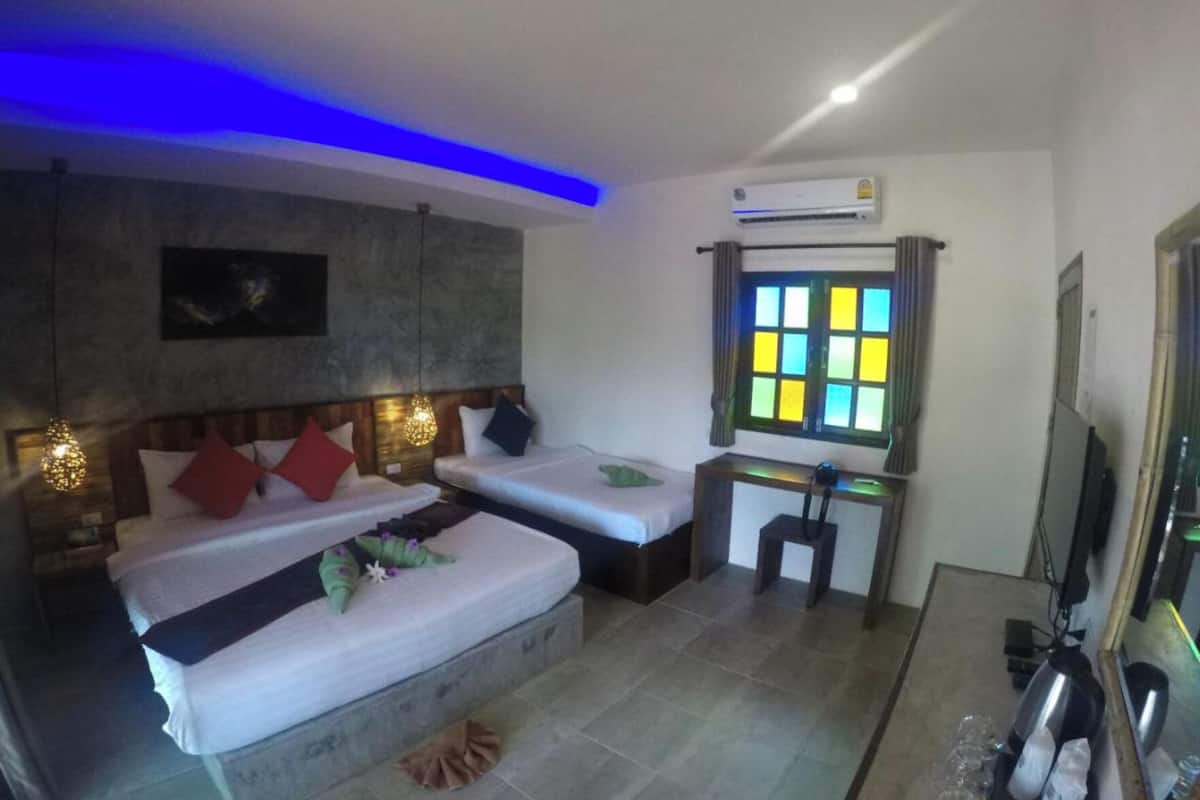 Deluxe Triple Room | In-room safe, desk, free WiFi