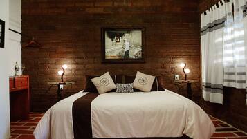 Standard Room, 1 King Bed with Queen Sofa bed | Escritorio, wifi gratis y ropa de cama