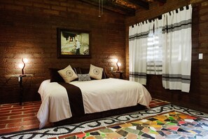 Standard Room, 1 King Bed with Queen Sofa bed | Skrivebord, wi-fi (inkludert) og sengetøy