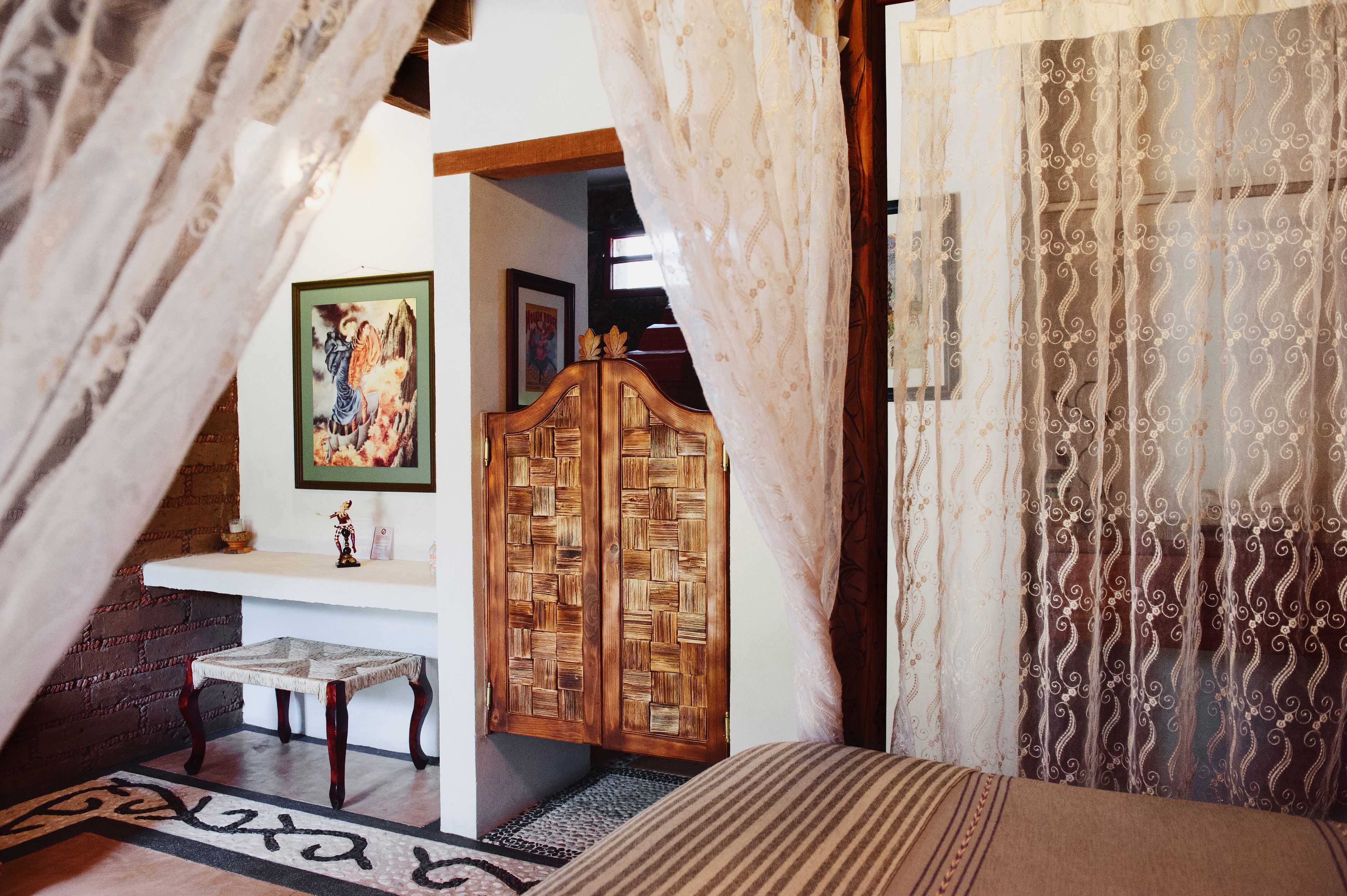 Deluxe Room, 1 King Bed, Balcony Interior | Escritorio, wifi gratis y ropa de cama 