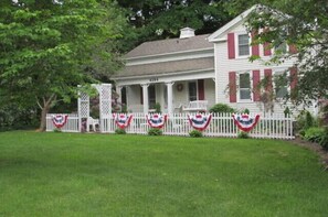 Vista frontal de la propiedad