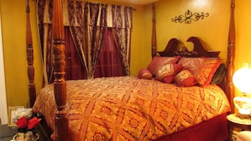 Royal kamer, 1 queensize bed, patio | Individueel gedecoreerd, individueel gemeubileerd, een bureau