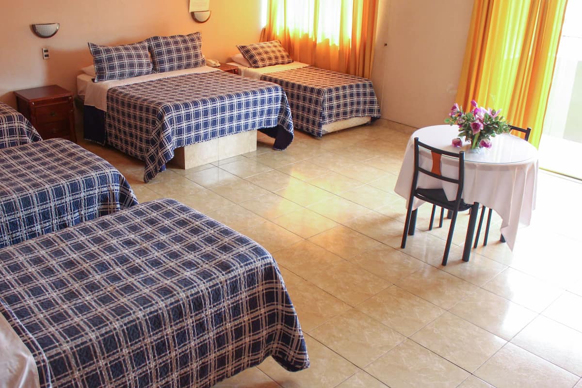 Habitación estándar, baño privado | Sistema de insonorización, tabla de planchar con plancha, wifi gratis