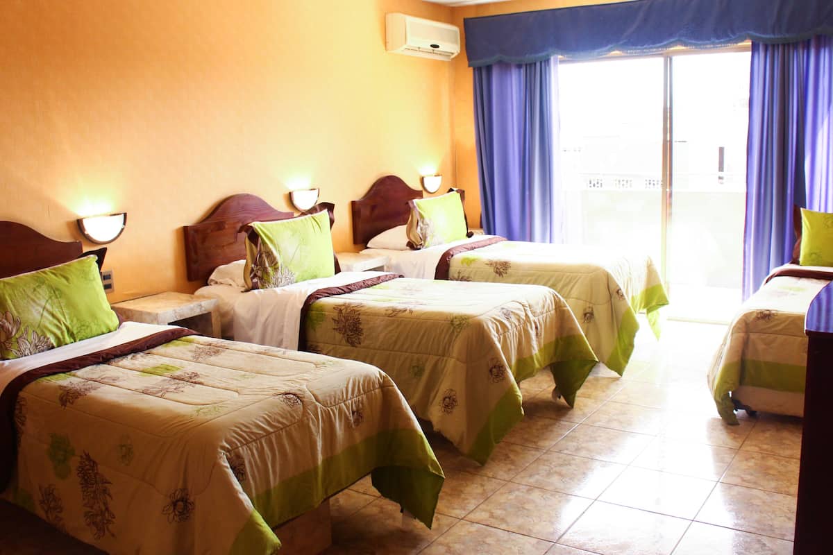 Habitación cuádruple estándar, varias camas, baño privado | Sistema de insonorización, tabla de planchar con plancha, wifi gratis