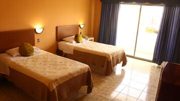 Habitación estándar con 2 camas individuales, 2 camas individuales, baño privado | Insonorización, tabla de planchar con plancha y wifi gratis