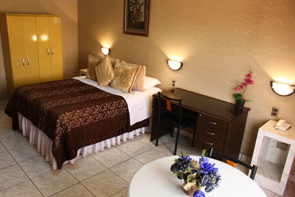 Habitación estándar doble, 1 cama doble, baño privado | Sistema de insonorización, tabla de planchar con plancha, wifi gratis