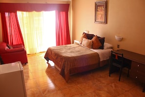 Habitación estándar doble, 1 cama doble, baño privado | Sistema de insonorización, tabla de planchar con plancha, wifi gratis