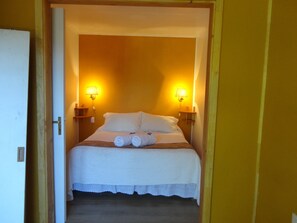1 bedroom, free cribs/infant beds, free WiFi