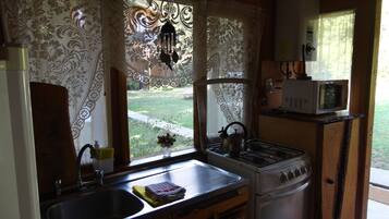 Refrigerador, microondas, parrilla de estufa y cafetera y tetera