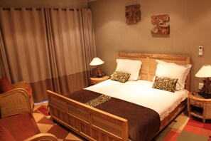 Ropa de cama de alta calidad y caja de seguridad en la habitación 