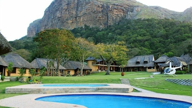 2 outdoor pools, pool umbrellas, sun loungers - N'taba River Lodge (Port St Johns)