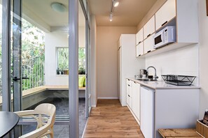 Microwave, espresso maker, coffee/tea maker, electric kettle - Hanasi 129 - Boutique Apartments (Haifa)