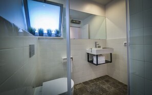 Chuveiro, produtos de toalete grátis, secador de cabelo 