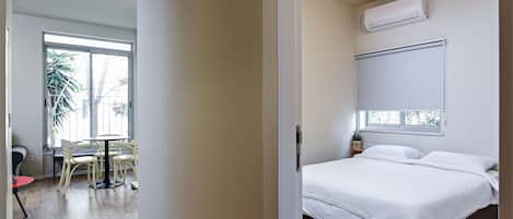 Een 40-inch flatscreentelevisie met kabelzenders, televisie en Netflix