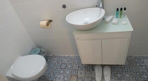 Huoneisto, pohjakerroksessa | Kylpyhuone | Suihku, ilmaiset hygieniatuotteet