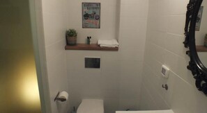 Studio | Bathroom | Shower, free toiletries