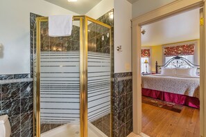 Suite Deluxe, bain à remous | Douche de la salle de bain