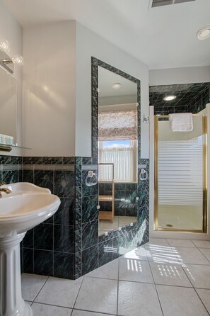Room, 1 Queen Bed | Bathroom