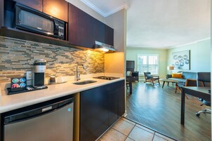 ห้องสวีท, เตียงคิงไซส์ 1 เตียง, ปลอดบุหรี่ (Efficiency) | ตู้นิรภัยในห้องพัก, โต๊ะทำงาน, พื้นที่ทำงานแบบใช้แล็ปท็อป, ผ้าม่านกันแสง