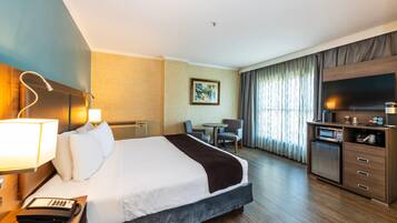 Standard Room, 1 King Bed, Non Smoking | In-room safe, desk, laptop workspace, blackout curtains