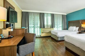 Quarto standard, 2 camas Queen, para não fumantes | Cofres nos quartos, escrivaninha, espaço de trabalho para notebook