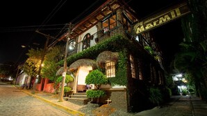 Un hotel de estilo arquitectónico tradicional, con un balcón y un cartel que dice 'Marini'.