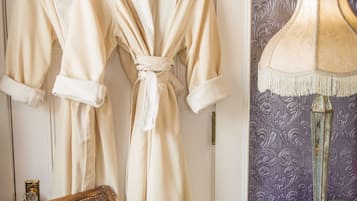 Habitación de lujo, 1 cama de matrimonio grande | Servicio de la habitación