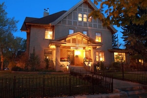 Fachada da propriedade à noite