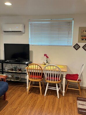 家庭開放式套房, 1 張特大雙人床 | 私人廚房 | 咖啡機/沖茶器、電熱水壺