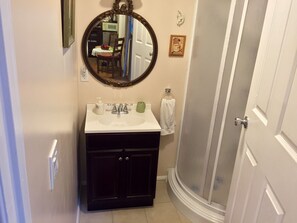 Room, Private Bathroom (Deluxe Room) | Bathroom | Shower, designer toiletries, hair dryer, slippers