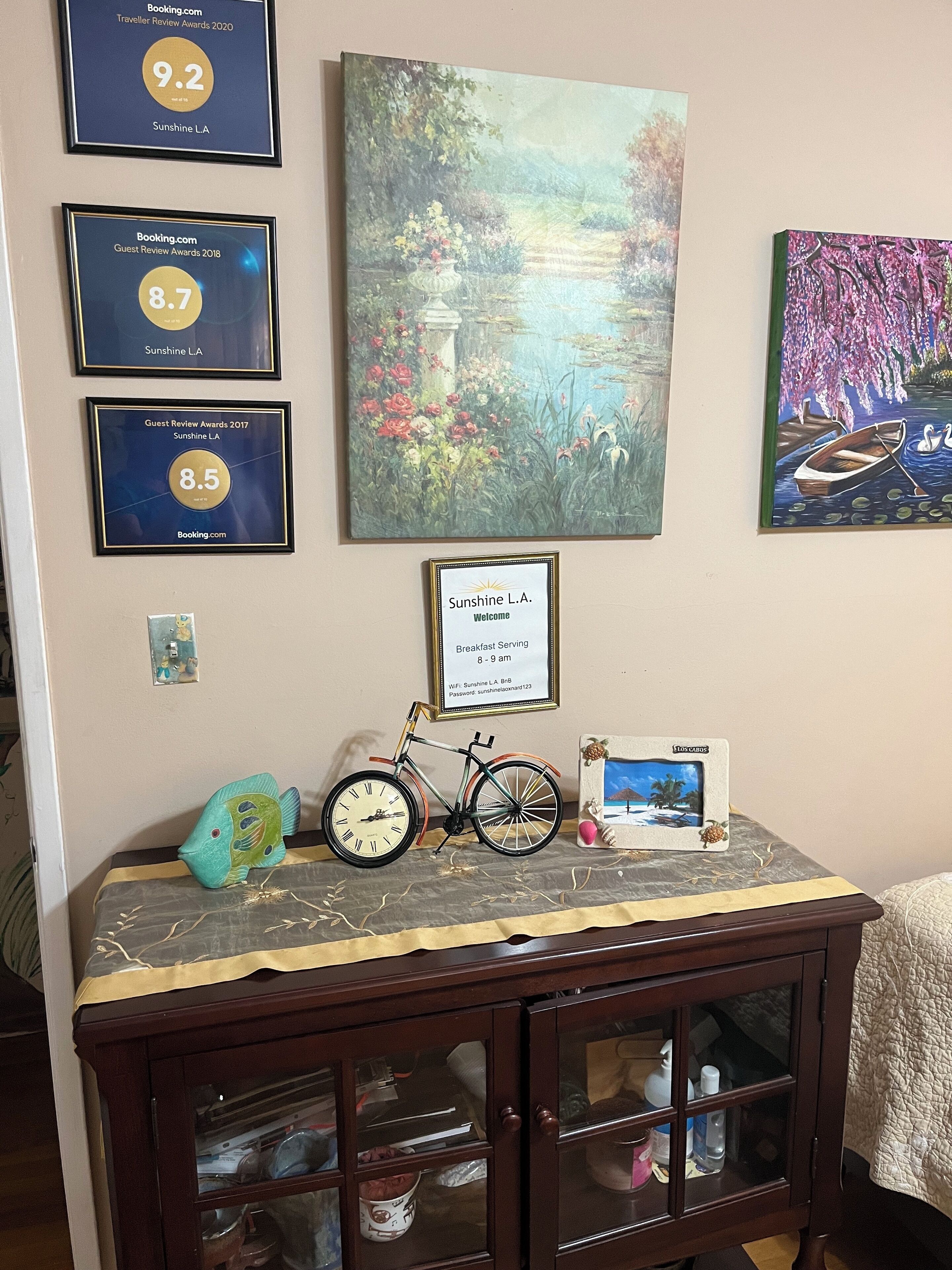 ห้องดีลักซ์, เตียงควีนไซส์ 1 เตียง, ห้องน้ำส่วนตัว (Deluxe Room) | บริเวณนั่งเล่น | ทีวี 0 นิ้ว พร้อมช่องเคเบิล, เครื่องเล่นดีวีดี