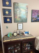 Habitación Deluxe, 1 cama de matrimonio, baño privado (Deluxe Room) | Zona de estar | Televisión de 0 pulgadas con canales por cable, un reproductor de DVD