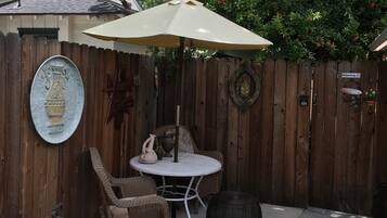 Studio Suite Keluarga, 1 Tempat Tidur King | Teras/patio