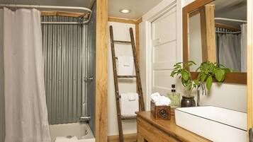 Basic House, 2 Bedrooms, Private Bathroom, Hill View | Bathroom | Combined shower/tub, towels