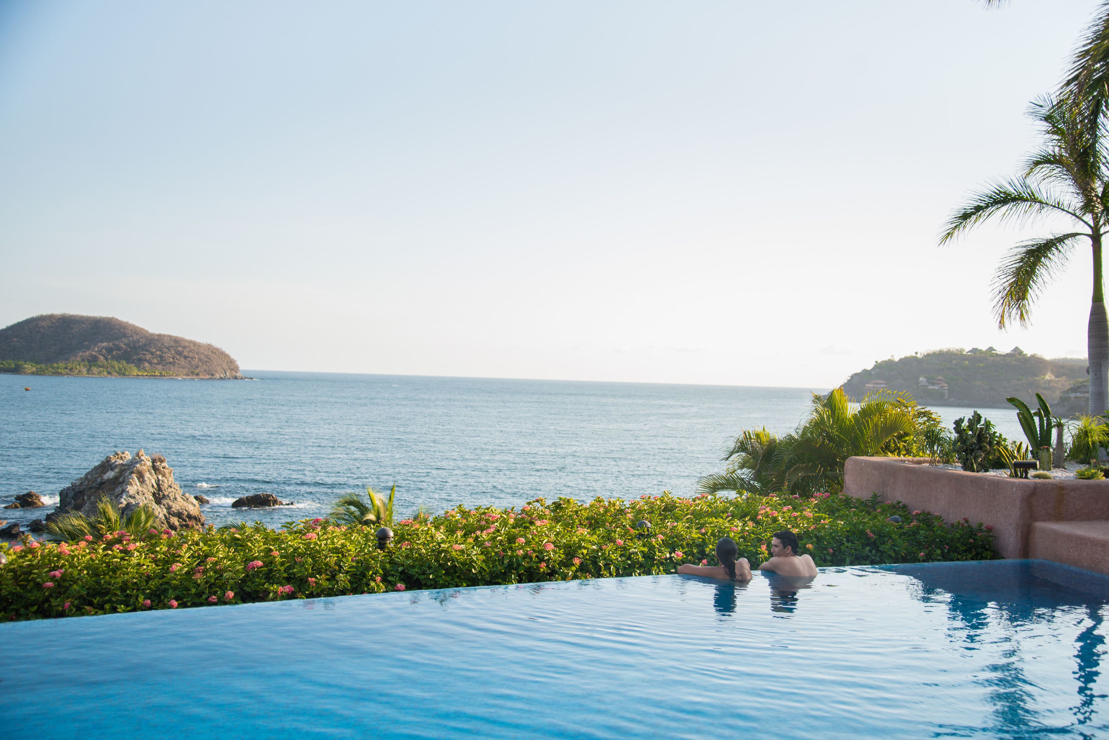 屋外プール、インフィニティプール、プール パラソル、サンラウンジャー