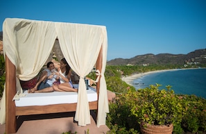 Utendørsbasseng,et evighetsbasseng, bassengparasoller og solsenger