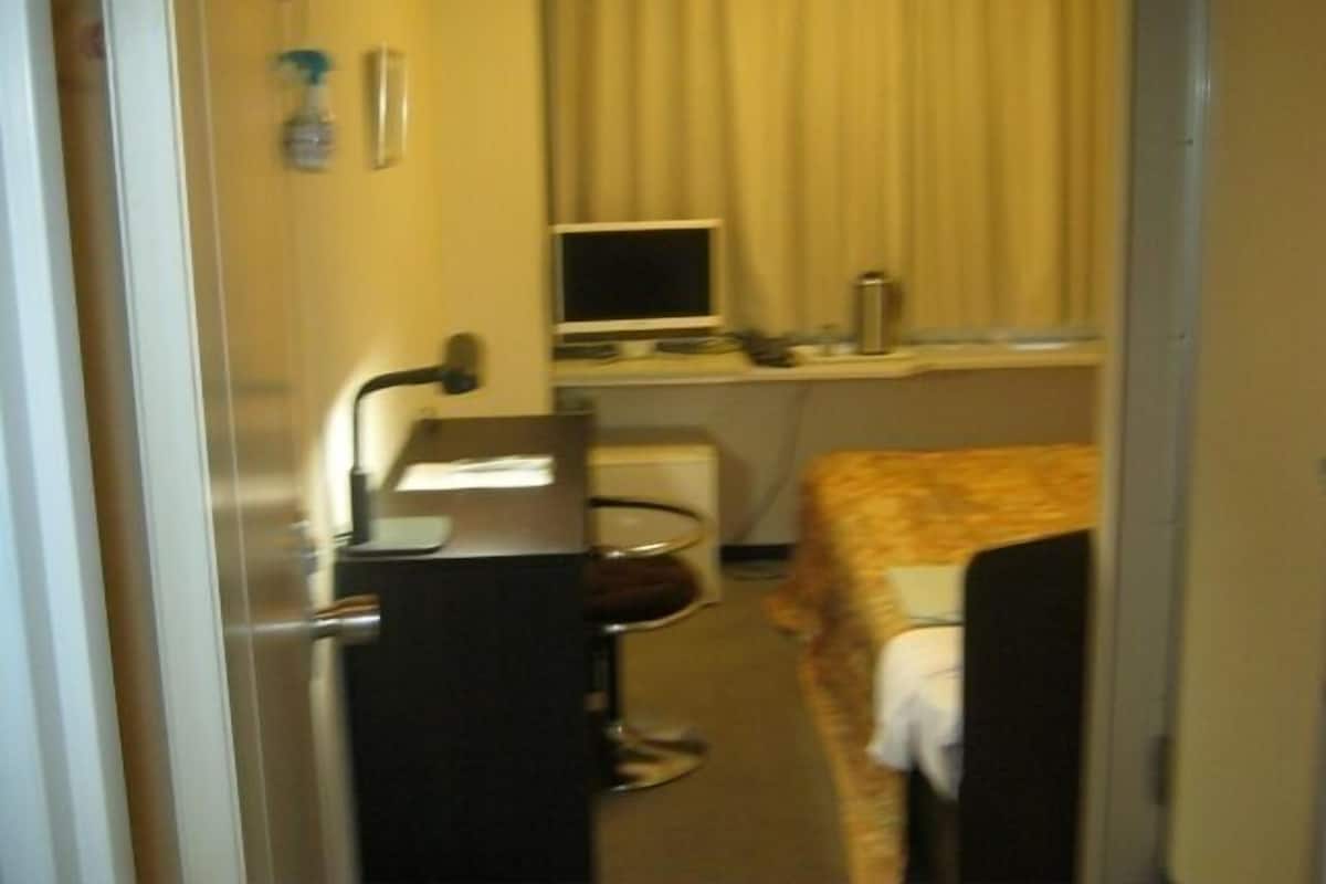 Desk, WiFi (free)