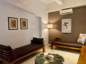 Suite – superior (Aloha) | Oppholdsområde | En 40-tommers LED-TV med kabel-kanaler samt TV