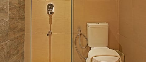 Een moderne badkamer met een douchecabine, een toilet en een handdoekhouder.