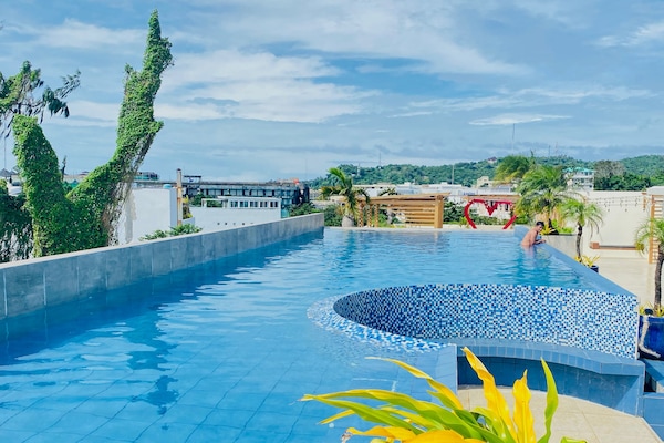 Alberca al aire libre y camastros