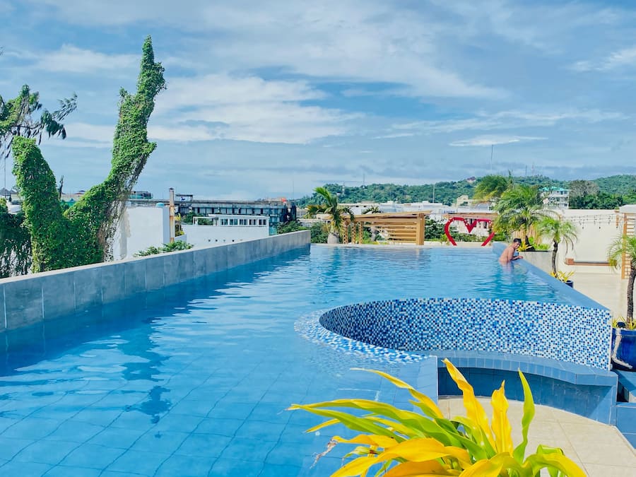 Una piscina al aire libre, sillones reclinables de piscina