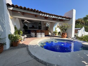 Piscina a l'aire lliure (horari: 07:00-21:00) i gandules