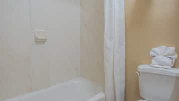 Combined shower/tub, free toiletries, hair dryer, towels
