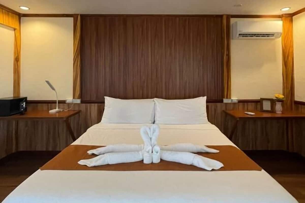 1 bedroom, Egyptian cotton sheets, premium bedding, down duvets
