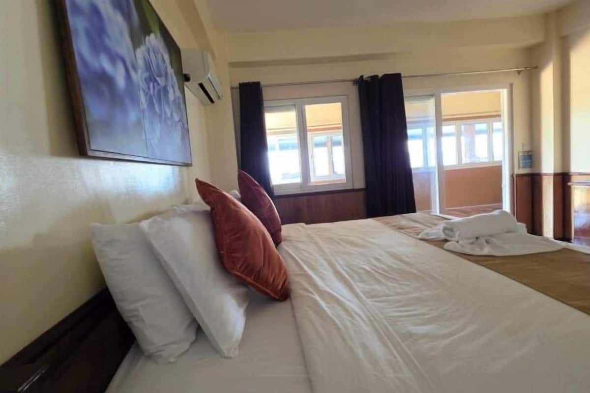 1 bedroom, Egyptian cotton sheets, premium bedding, down duvets