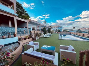 Outdoor pool, pool loungers - Verde View Villas (Puerto Galera)