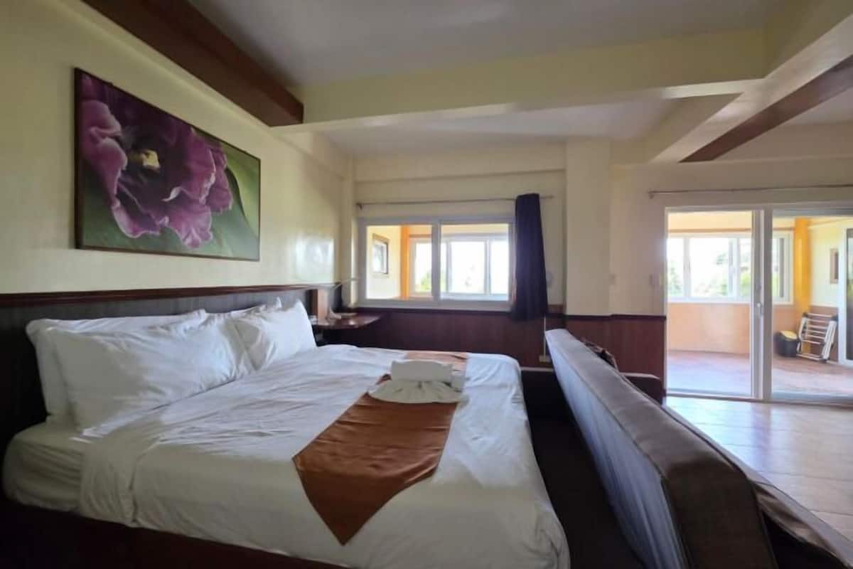 1 bedroom, Egyptian cotton sheets, premium bedding, down duvets